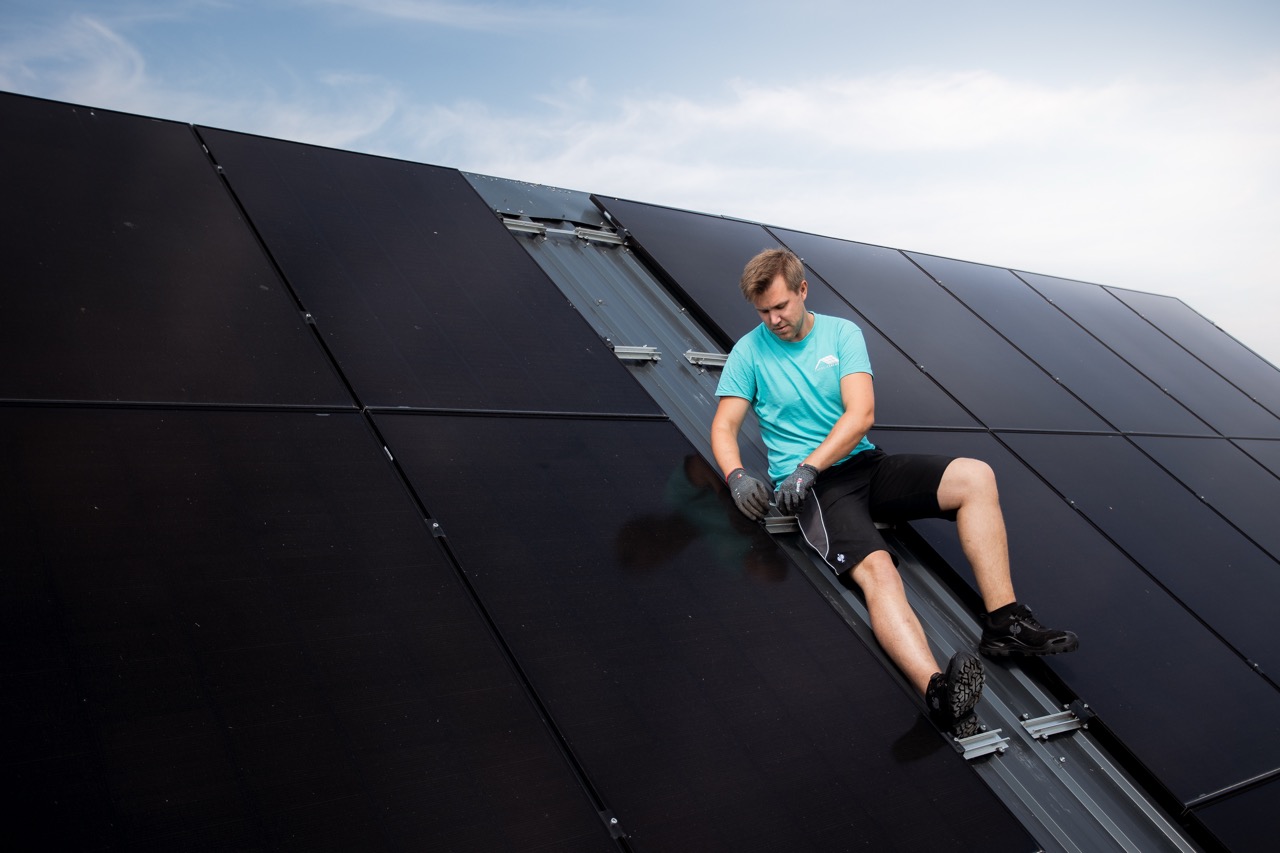 Energiesachse-PV-Energieberatung-Solarenergie-Kevin auf Dach