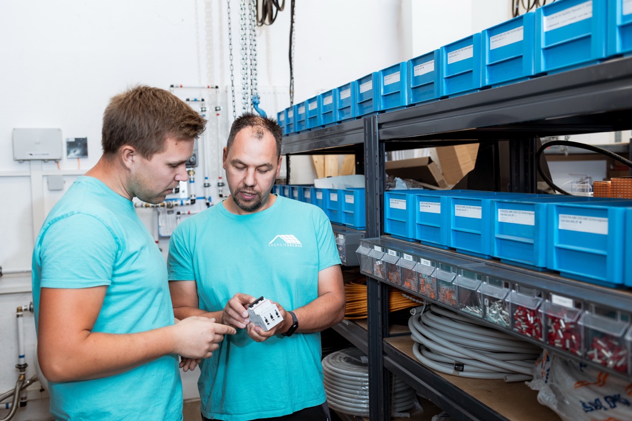 Energiesachse-PV-Energieberatung-Solarenergie-Kevin und Daniel im Lager